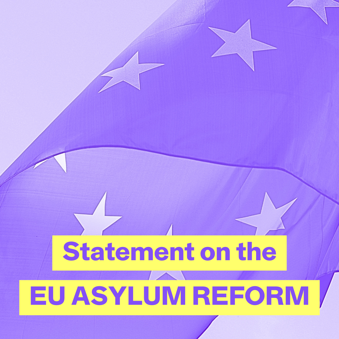 Es ist eine EU-Flagge zu sehen sowie der Titel unseres Statements zur GEAS Reform.