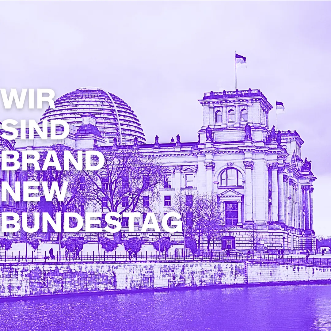 Man sieht lila eingfärbt den Bundestag mit der Headline "Wir sind Brand New Bundestag"