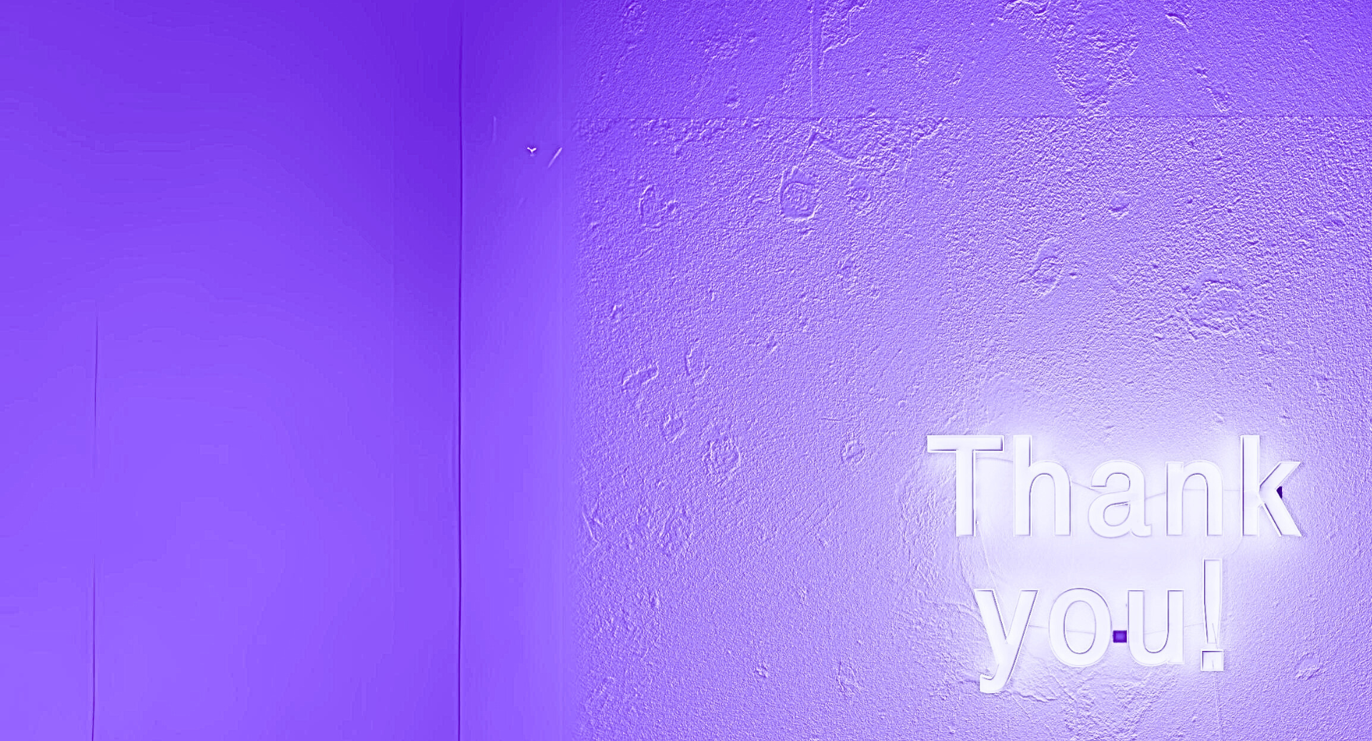 Lila Wand mit dem Schriftzug Danke/Thank You